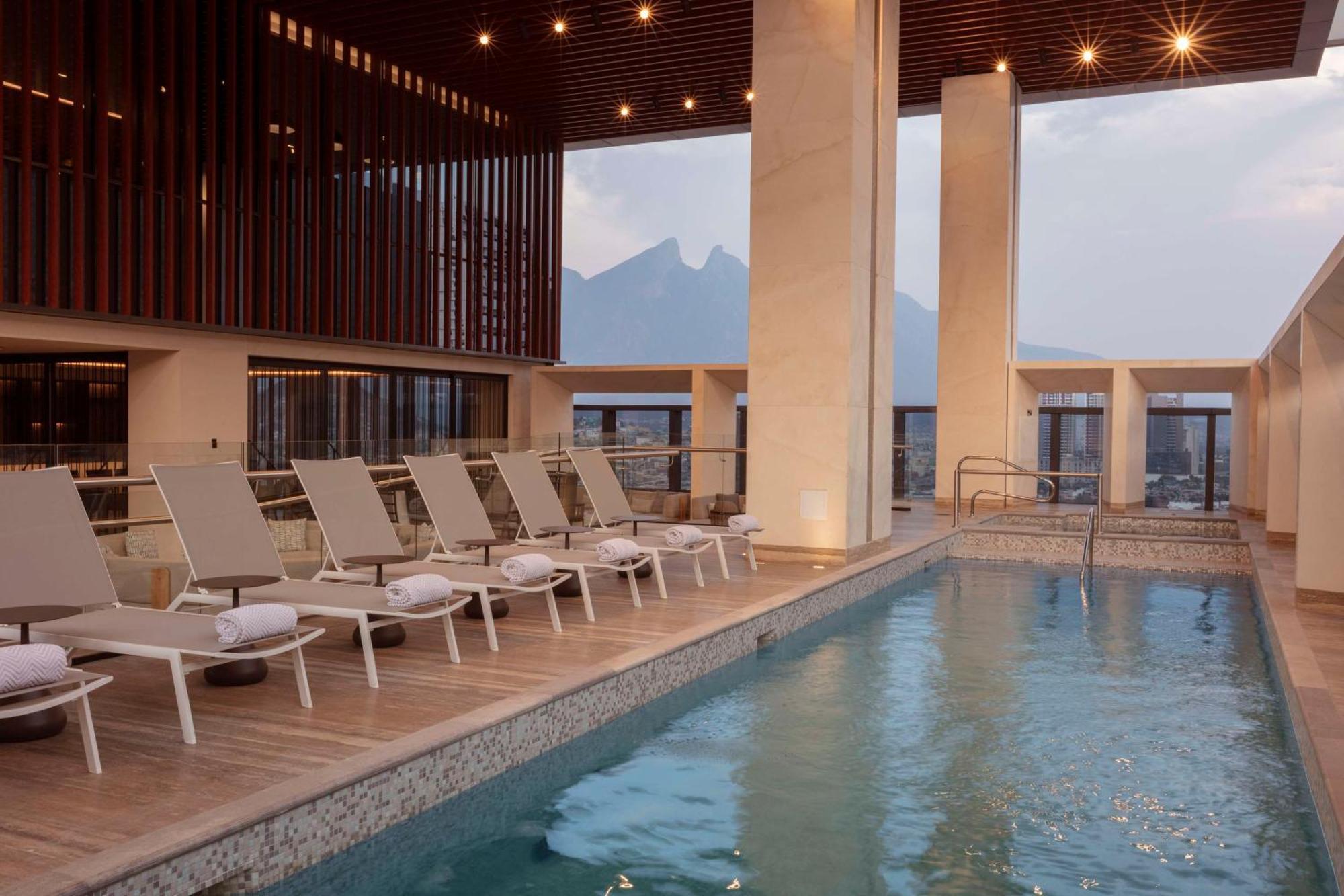 Hilton Monterrey Valle Hotel Exterior photo